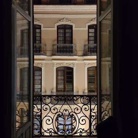 Historic 19th-century With Balcony Overlooking Plaza Apartment *