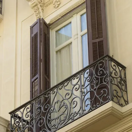 Apartment Historic 19th-century With Balcony Overlooking Plaza