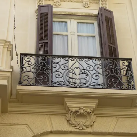 Historic 19th-century With Balcony Overlooking Plaza Apartment *